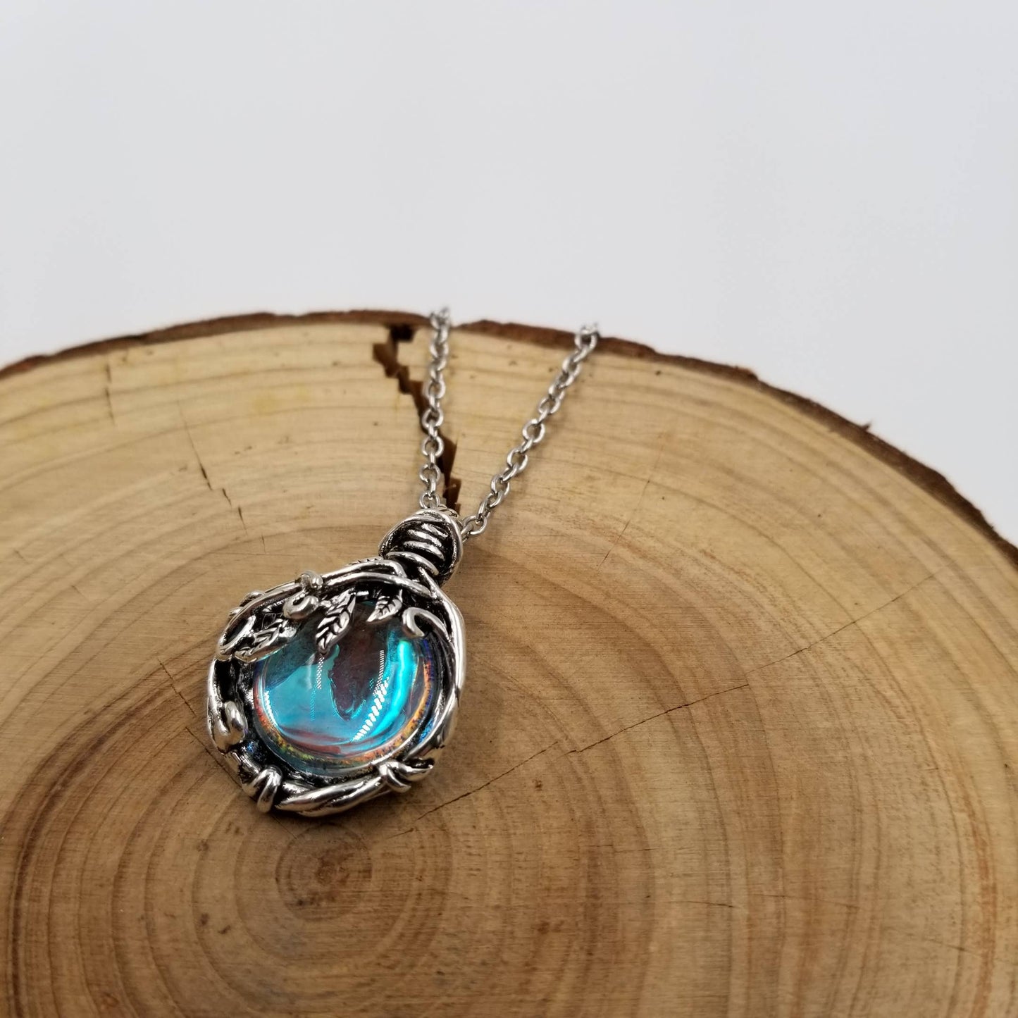 Leaf Entanglement Moonstone Pendant Necklace