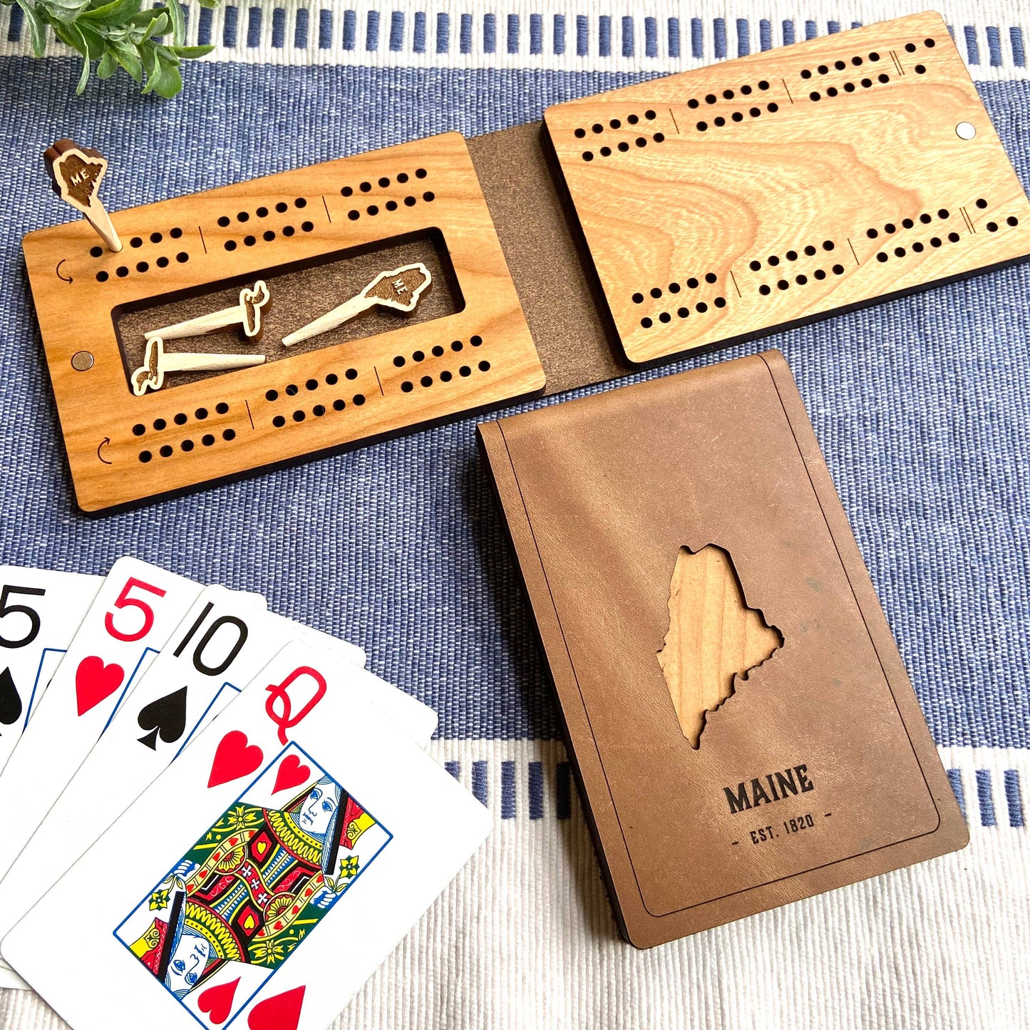 US States Travel Cribbage Board with Custom Pegs SOUTH DAKOTA