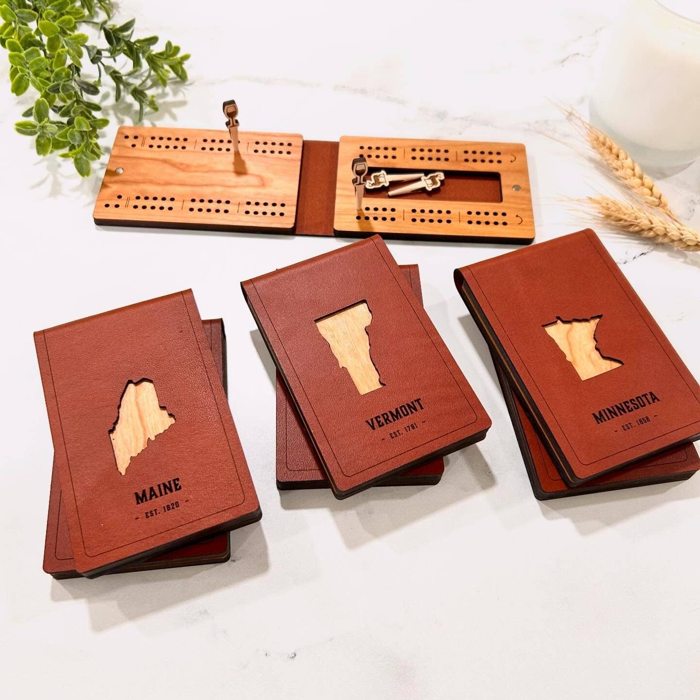 US States Travel Cribbage Board with Custom Pegs SOUTH DAKOTA