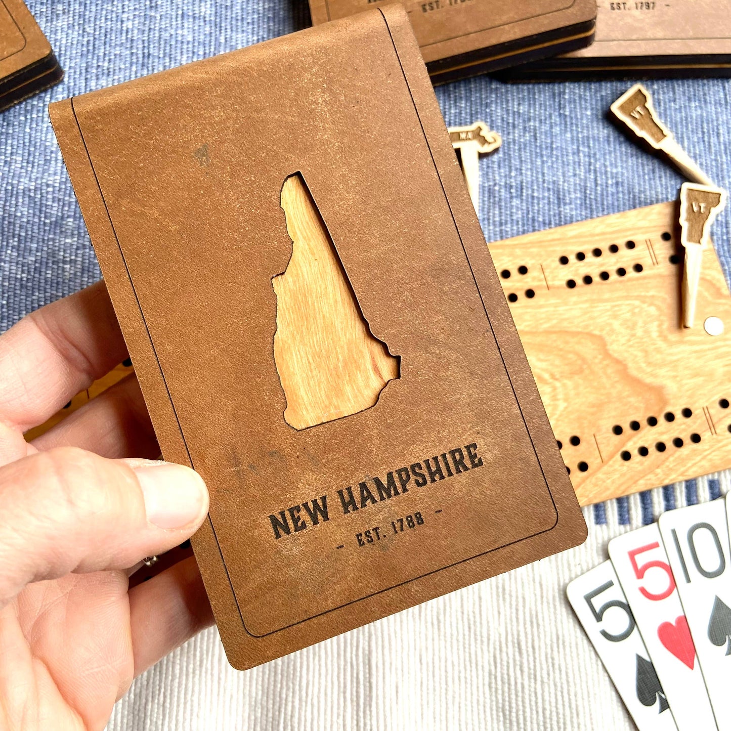 US States Travel Cribbage Board with Custom Pegs SOUTH DAKOTA