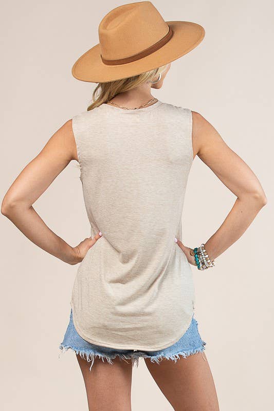 AVERY MELANIE LONGHORN GRAPHIC SLEEVELES TOP
