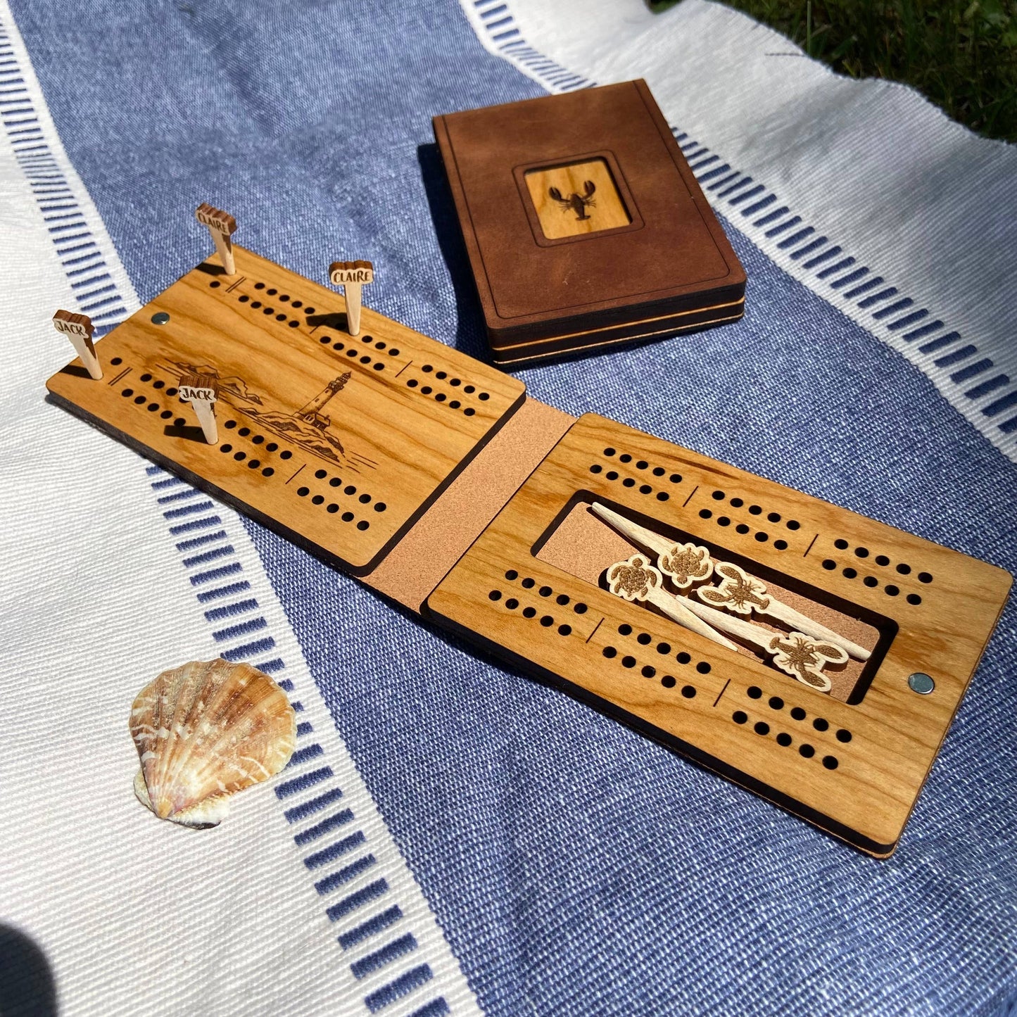 US States Travel Cribbage Board with Custom Pegs SOUTH DAKOTA