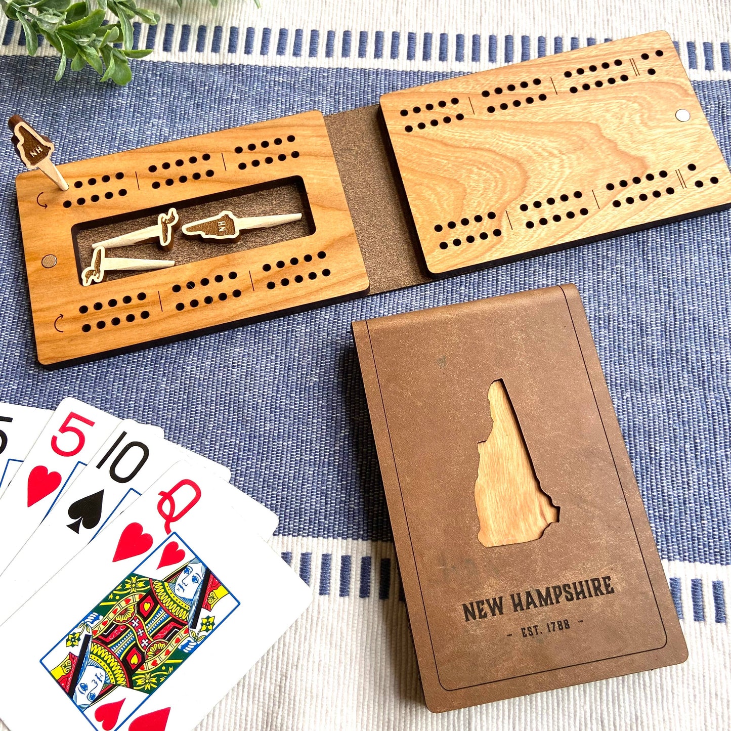 US States Travel Cribbage Board with Custom Pegs SOUTH DAKOTA